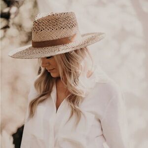 Cleo from West Von is a classic rancher crafted from 100% Woodgrass.